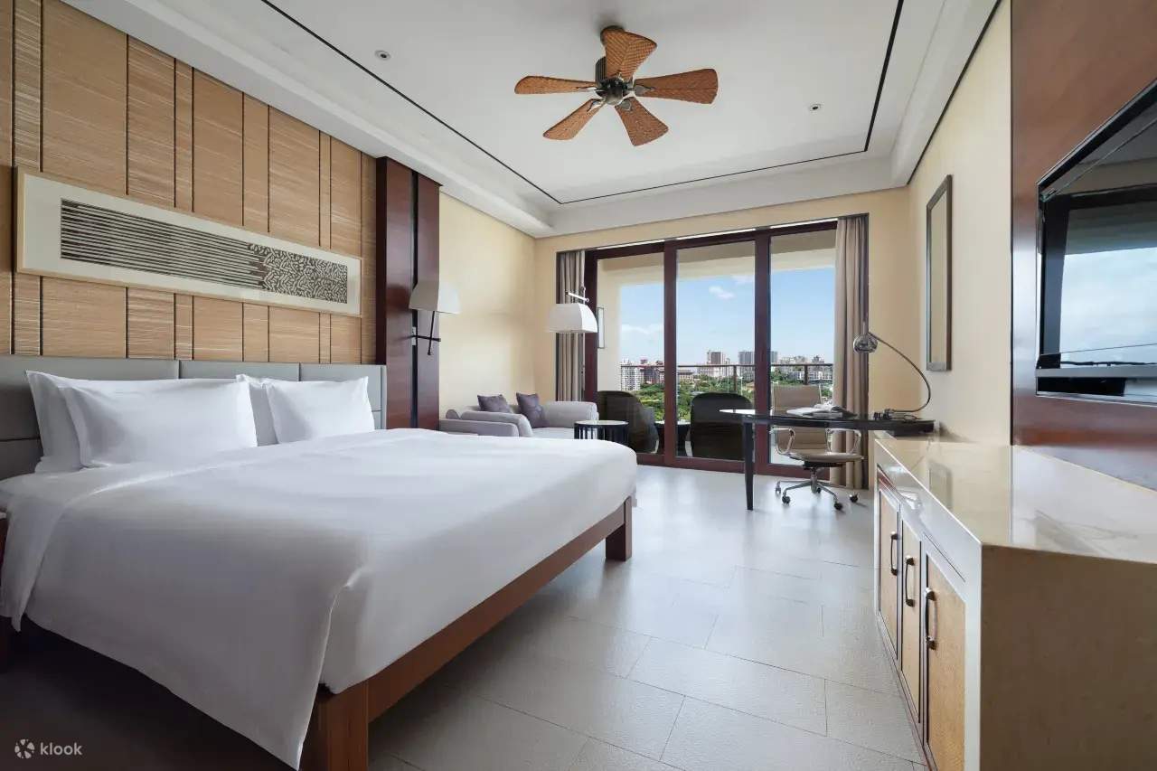 Paket Menginap di Crowne Plaza Sanya City Center